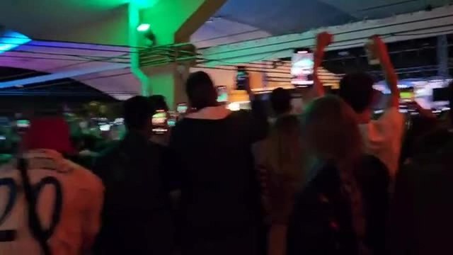 Bologna, in piazza Lucio Dalla esplode la festa al triplice fischio dell'arbitro
