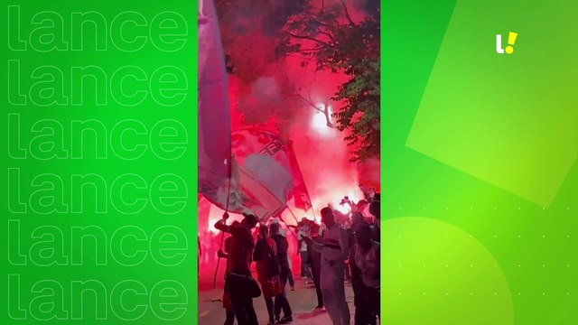 Torcida do São Paulo faz recepção pirotécnica para jogo da Libertadores.