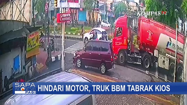 Detik-Detik Truk BBM Pertamina Tabrak Kios Bakso dan Cat di Cakung Jakarta Timur