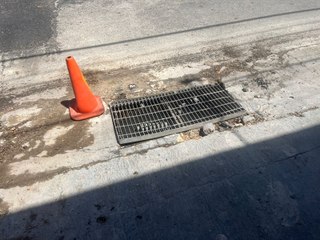 Vecinos de la Miguel Alemán temen accidentes por alcantarilla en mal estado