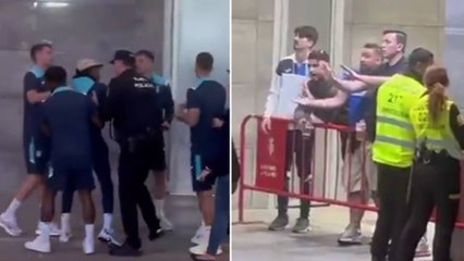 Tensión entre jugadores y aficionados del Leganés: a Neyou le tuvo que sujetar la Policía