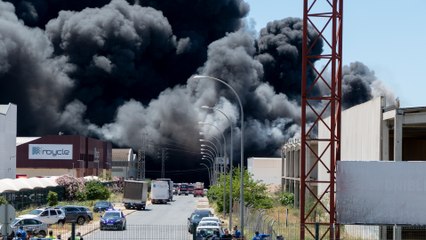 Nube negra en los cielos de Sevilla por el incendio de una nave de productos químicos