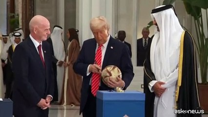 Trump firma il pallone dei Mondiali con l'emiro del Qatar e Infantino