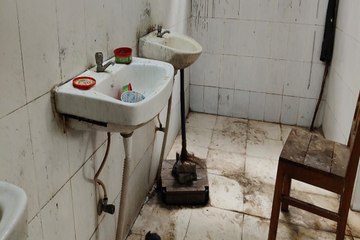 कुशाभाऊ ठाकरे पत्रकारिता विश्वविद्यालय के छात्रावास में गंदगी का आलम