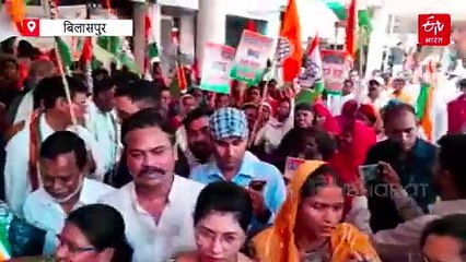 बिलासपुर निगम मुख्यालय में कांग्रेसियों का अनोखा प्रदर्शन, मटका पंखा और हैंडपंप लेकर लगाई गुहार