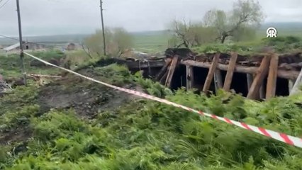 Sağanak nedeniyle ahırın çatısı çöktü