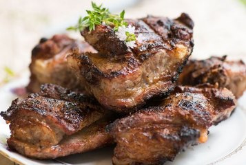 Ces morceaux de viande à petit prix sont les meilleurs à griller au barbecue, selon « le boucher des stars »