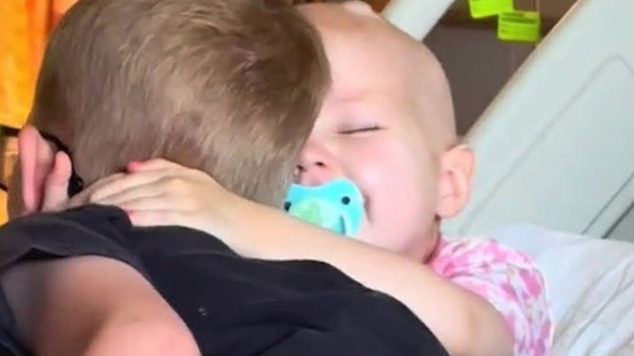 Emotionales Wiedersehen: Kleinkind sieht Bruder nach 10 Tagen Trennung wieder