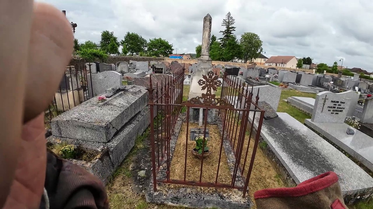 Neuville sur Sarthe; 11/05/2025 17:02/17:04, de la tombe de B Chanteux à celle d'Henri Ynard