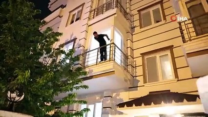 Balkonda oyuncak tabancalı psikopat alarmı! Polisin operasyonu nefes kesti