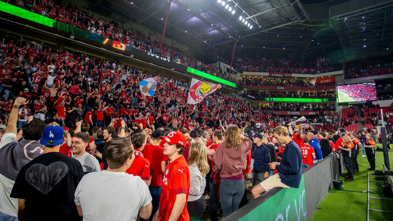 Weit nach Abpfiff: Auf einmal jubelt das ganze Stadion über Ajax-Gegentor