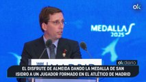El disfrute de Almeida dando la medalla de San Isidro a un jugador formado en el Atlético de Madrid