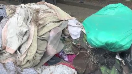 Cumuli di rifiuti e tende dei clochard davanti al Cardarelli