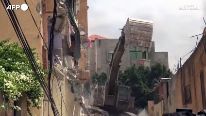 Un bulldozer dell'esercito israeliano distrugge una casa nel nord della Cisgiordania