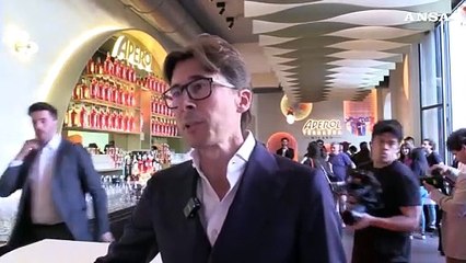 La musica di Rose Villain a Milano inaugura l'ora dell'aperitivo