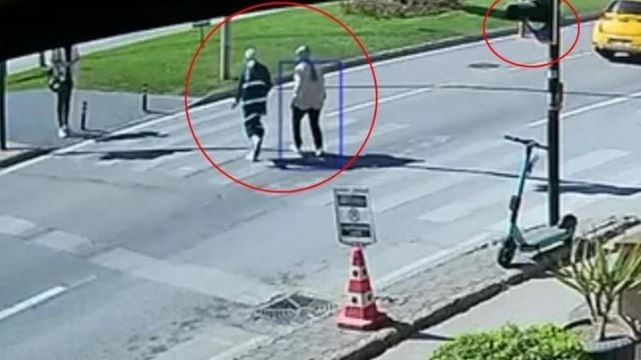 Motosikletin çarptığı yaya ağır yaralandı; kaza kamerada