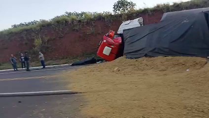 Acidente entre caminhões bloqueia BR-487 na Estrada Boiadeira, próximo a Icaraíma