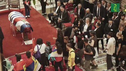 Llegó el féretro de Mujica al Palacio Legislativo de Montevideo donde será velado