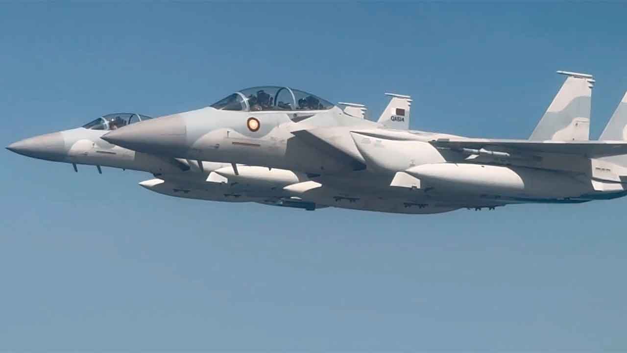 वीडियो: ट्रंप के आगमन पर कतर के F-15QA लड़ाकू विमान ने एयर फोर्स वन को एस्कॉर्ट किया