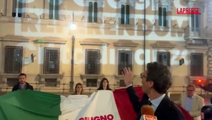 Cittadinanza, il logo referendum proiettato su Palazzo Chigi
