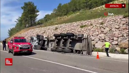 Antalya'da zift yüklü tankeri taşıyan tır devrildi