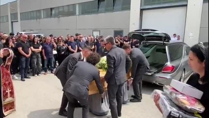 A Loreggia il funerale di Lorenzo Cristea, ucciso a Castelfranco dopo una serata in discoteca