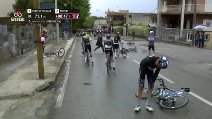 La lluvia provoca una caída múltiple en el pelotón: Hindley no puede seguir