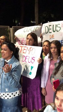 Após quase 50 dias internado, Eliseu Martins tem alta e é recebido por irmãos da igreja e amigos