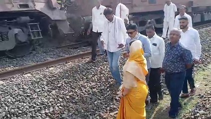 अमळनेर रेल्वे स्थानकाजवळ मालगाडी रुळावरून घसरली; सुदैवानं जीवितहानी नाही, पाहा व्हिडिओ