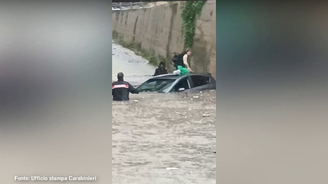Maltempo, nel palermitano i Carabinieri salvano una donna in un'auto