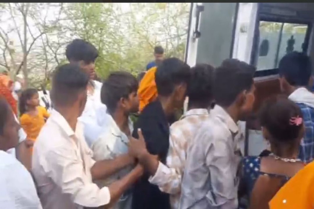 प्रदेश के आबूरोड पर लोडिंग वाहन का ब्रेक फेल......