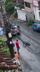 Caminhão sofre acidente e carros deslizam em ladeira na Baixinha de Santo Antônio; assista