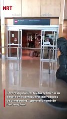 ¡Dinosaurios vs. abuela! 🦖👵 Los nietos quisieron hacerla reír en el aeropuerto, pero ella traía su propio as bajo la manga. ¡Final inesperado y muy tierno! ✈️