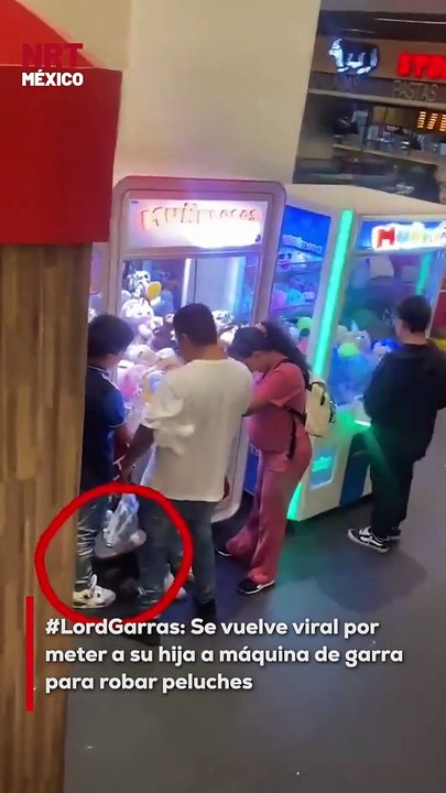 🎁🐒 ¡Nuevo nivel de trampa desbloqueado! Un padre fue bautizado como #LordGarras luego de que lo grabaran metiendo a su hija a una máquina de peluches para sacar premios.
