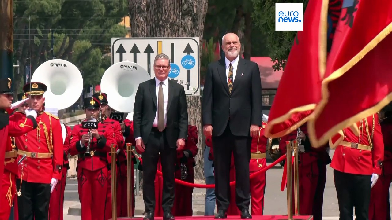 Regno Unito, Starmer annuncia centri di rimpatrio all’estero per i richiedenti asilo respinti: Albania fuori dai giochi