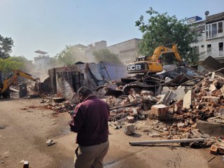 बापूनगर-रखियाल में अवैध 25 निर्माण तोड़े