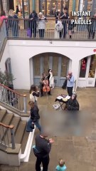 Ce petit garçon rejoint ces musiciens en plein milieu de la rue