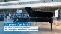 Un piano s'est invité en salle d'embarquement de l'aéroport Marseille-Provence
