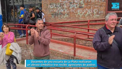 Docentes de una escuela de La Plata realizaron un abrazo simbólico tras recibir agresiones de padres