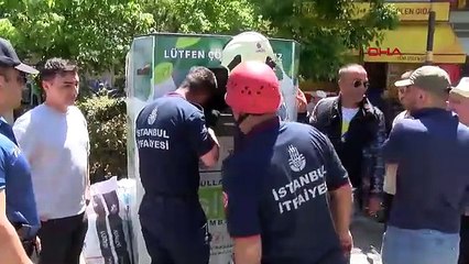 Küçük kız giysi kumbarasında mahsur kaldı