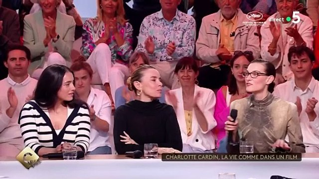 “J’attends encore sa réponse” : invitée de C à vous à Cannes, Charlotte Cardin revient sur sa demande en mariage…à Jim Carrey !