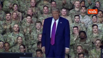Trump alla base militare Usa del Qatar balla sulle note di Ymca
