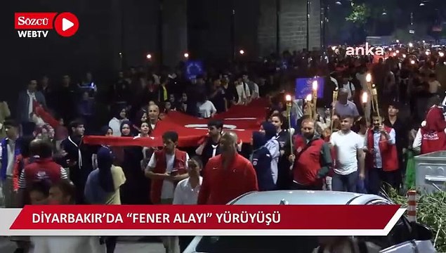 Diyarbakır’da 157 metre uzunluğunda Türk bayrağı ve meşalelerle “fener alayı” yürüyüşü
