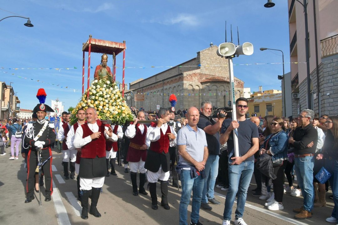 Applausi, fiori e gruppi folk da tutta l'isola: in migliaia a Olbia per la processione di San Simplicio