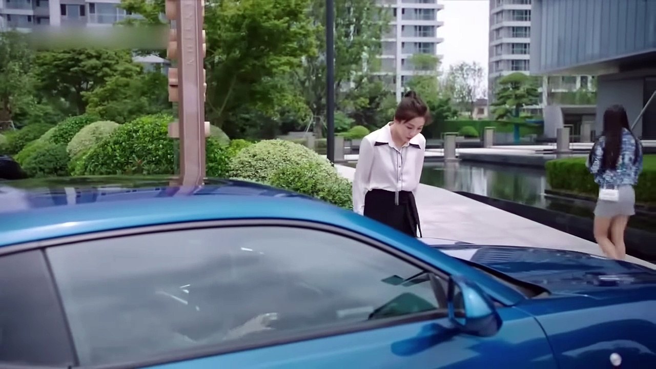 [Doblado Esp] Chica Rica Desprecia al Chico... ¡Pero se convierten en Colegas Una Hora más tarde!