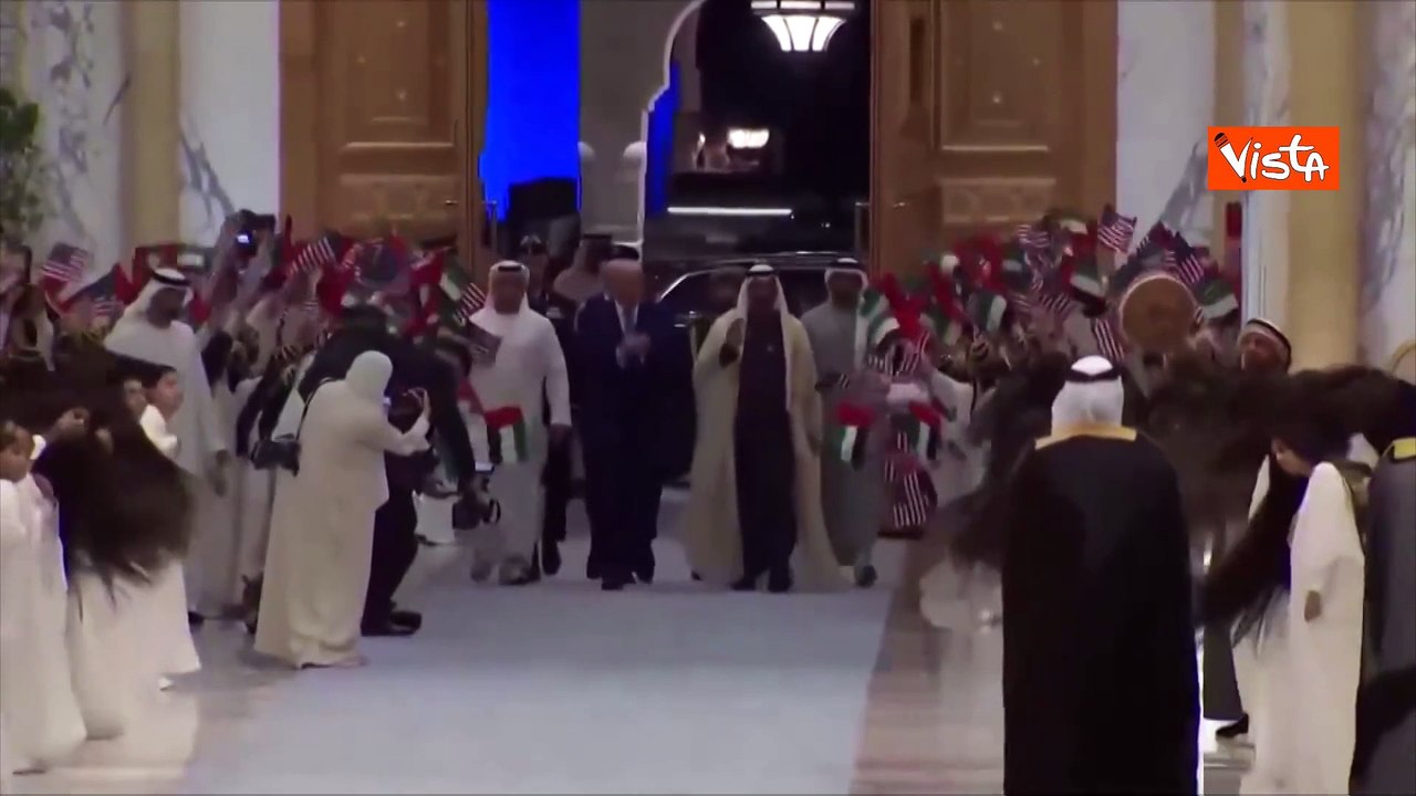Trump accolto da suono dei tamburi e "danza dei capelli" al suo arrivo ad Abu Dhabi
