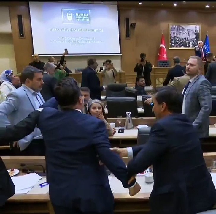 Bursa Büyükşehir Belediyesi Meclisi'nde kavga çıktı.