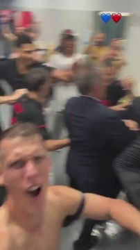 Laporta y Rafa Yuste en el vestuario celebrando un Barça campeón