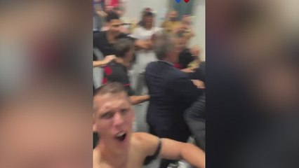 Laporta y Rafa Yuste en el vestuario celebrando un Barça campeón