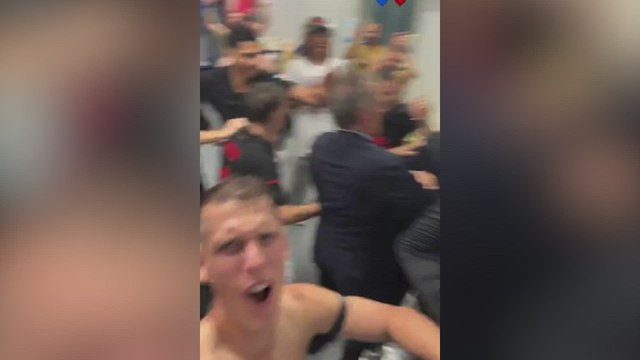 Laporta y Rafa Yuste en el vestuario celebrando un Barça campeón